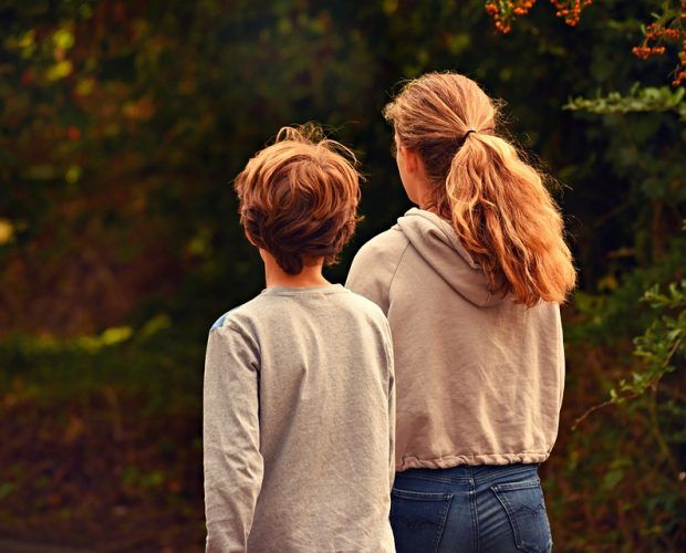 niño y niña de espaldas