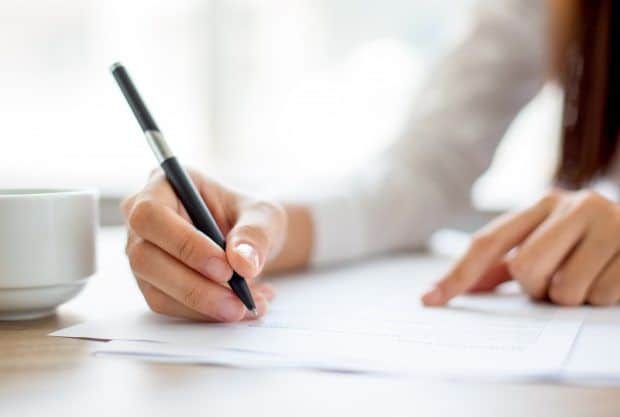 mujer escribiendo
